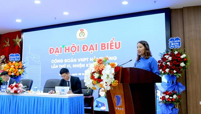 A person standing at a podium with a microphone

AI-generated content may be incorrect.