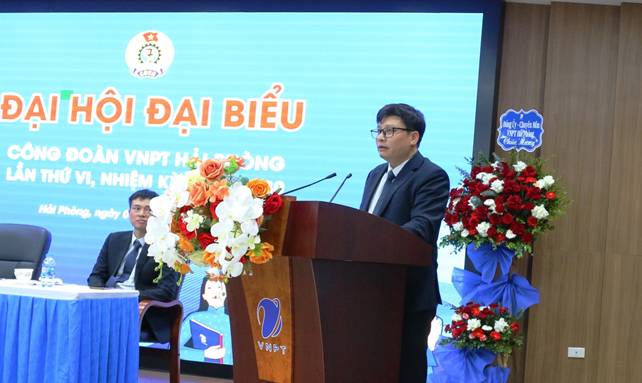 A person standing at a podium with flowers

AI-generated content may be incorrect.