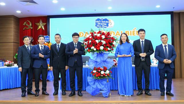 A group of people standing on a stage

AI-generated content may be incorrect.