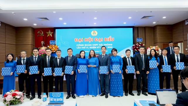 A group of people standing together holding blue boxes

AI-generated content may be incorrect.