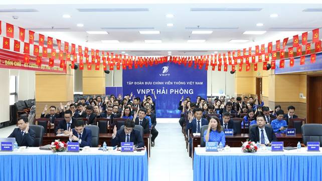 A group of people sitting in a room

AI-generated content may be incorrect.