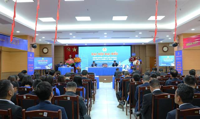 A group of people sitting in chairs in a room

AI-generated content may be incorrect.