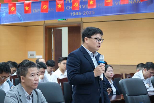 A person in a suit holding a microphone

AI-generated content may be incorrect.