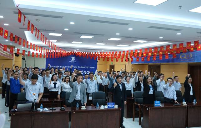 A group of people in a room

AI-generated content may be incorrect.