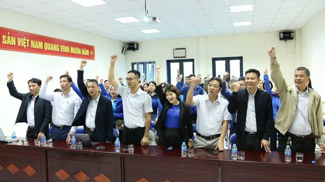 A group of people standing in a room with their arms raised

AI-generated content may be incorrect.