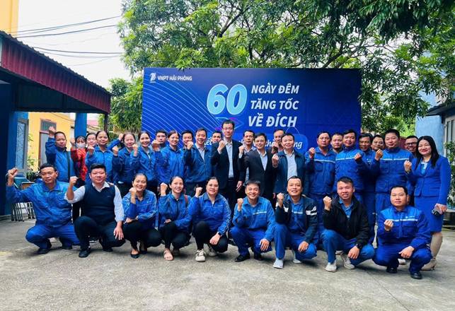 A group of people posing for a photo

AI-generated content may be incorrect.