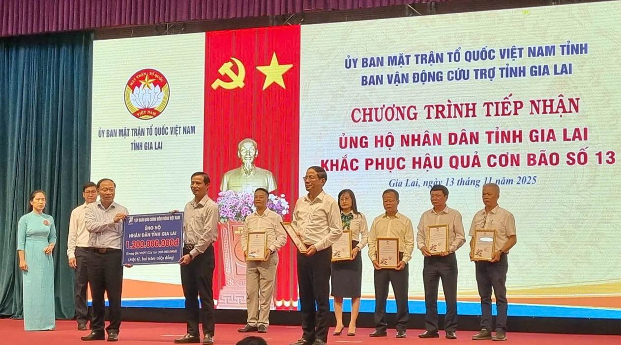 A group of people standing on a stage

AI-generated content may be incorrect.