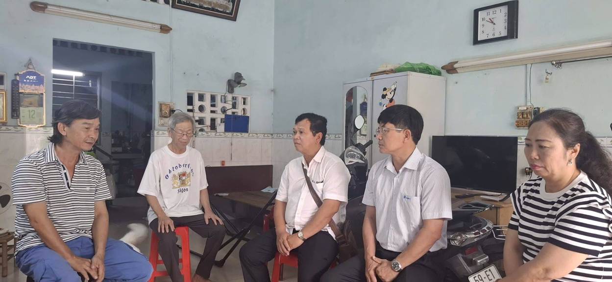 Có thể là hình ảnh về một hoặc nhiều người, mọi người đang học, kèn clarinet và văn bản