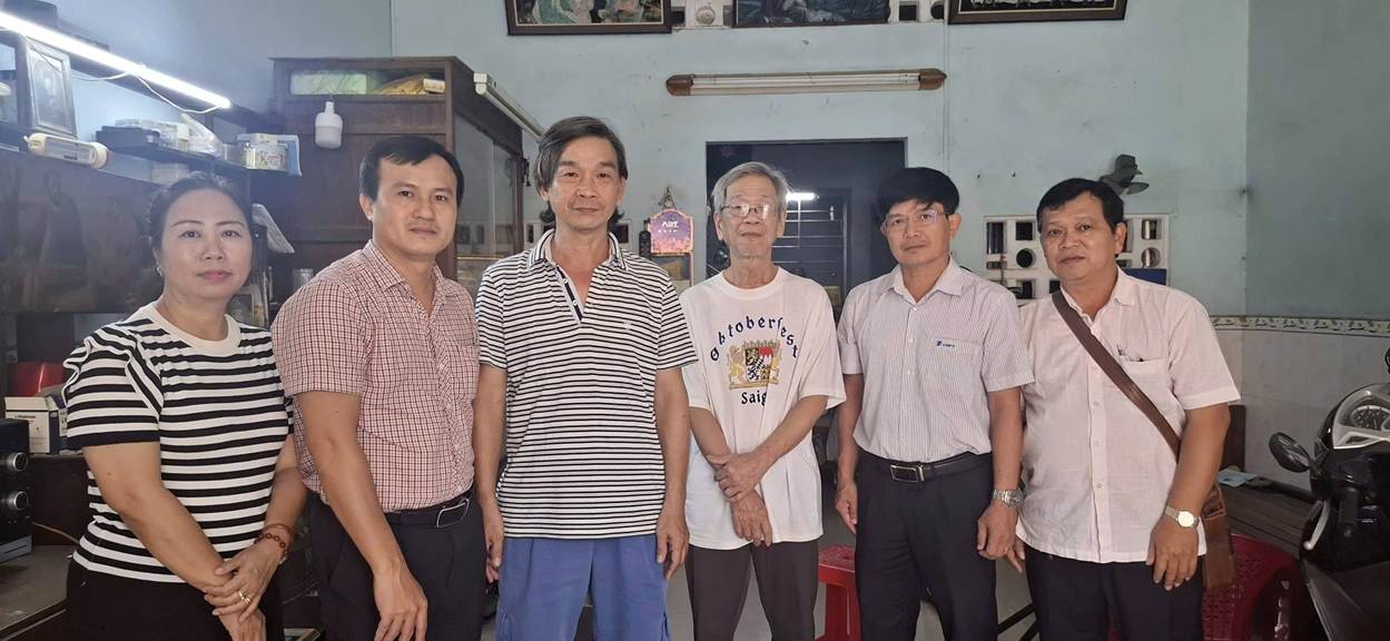 Có thể là hình ảnh về một hoặc nhiều người