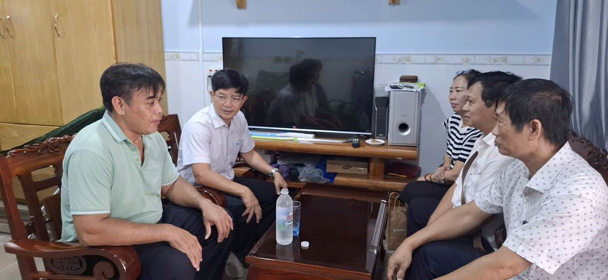 Có thể là hình ảnh về một hoặc nhiều người và TV