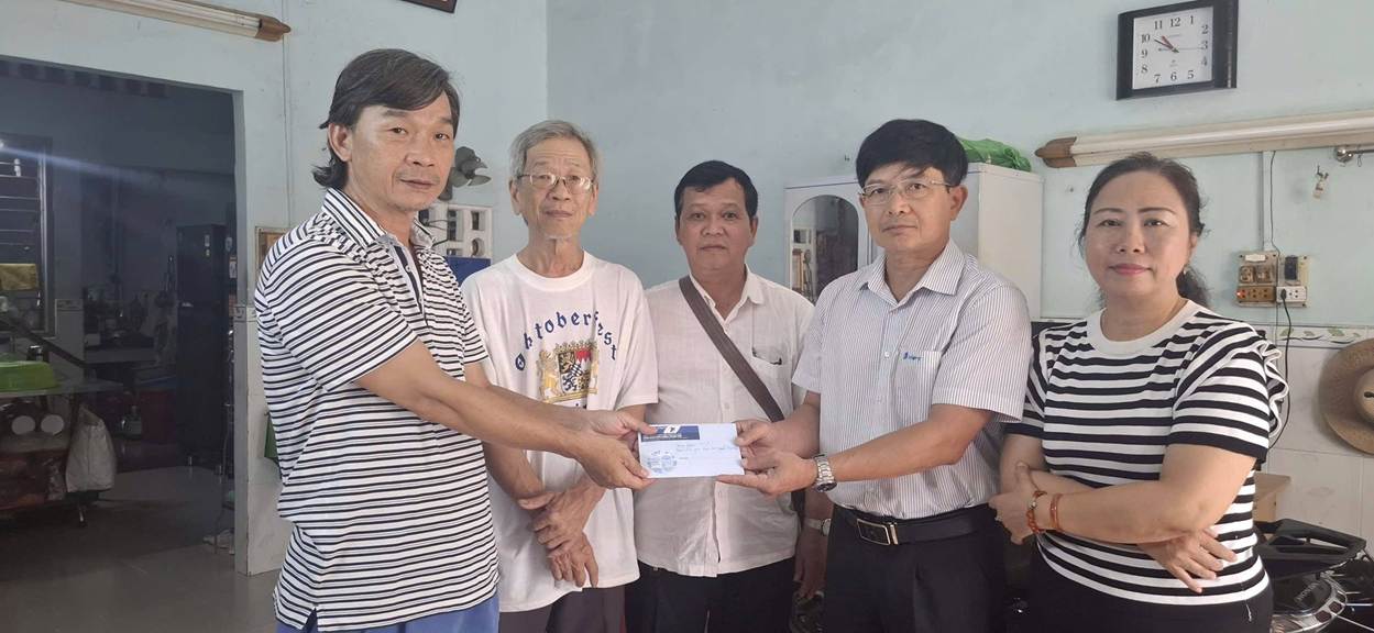 Có thể là hình ảnh về một hoặc nhiều người và văn bản