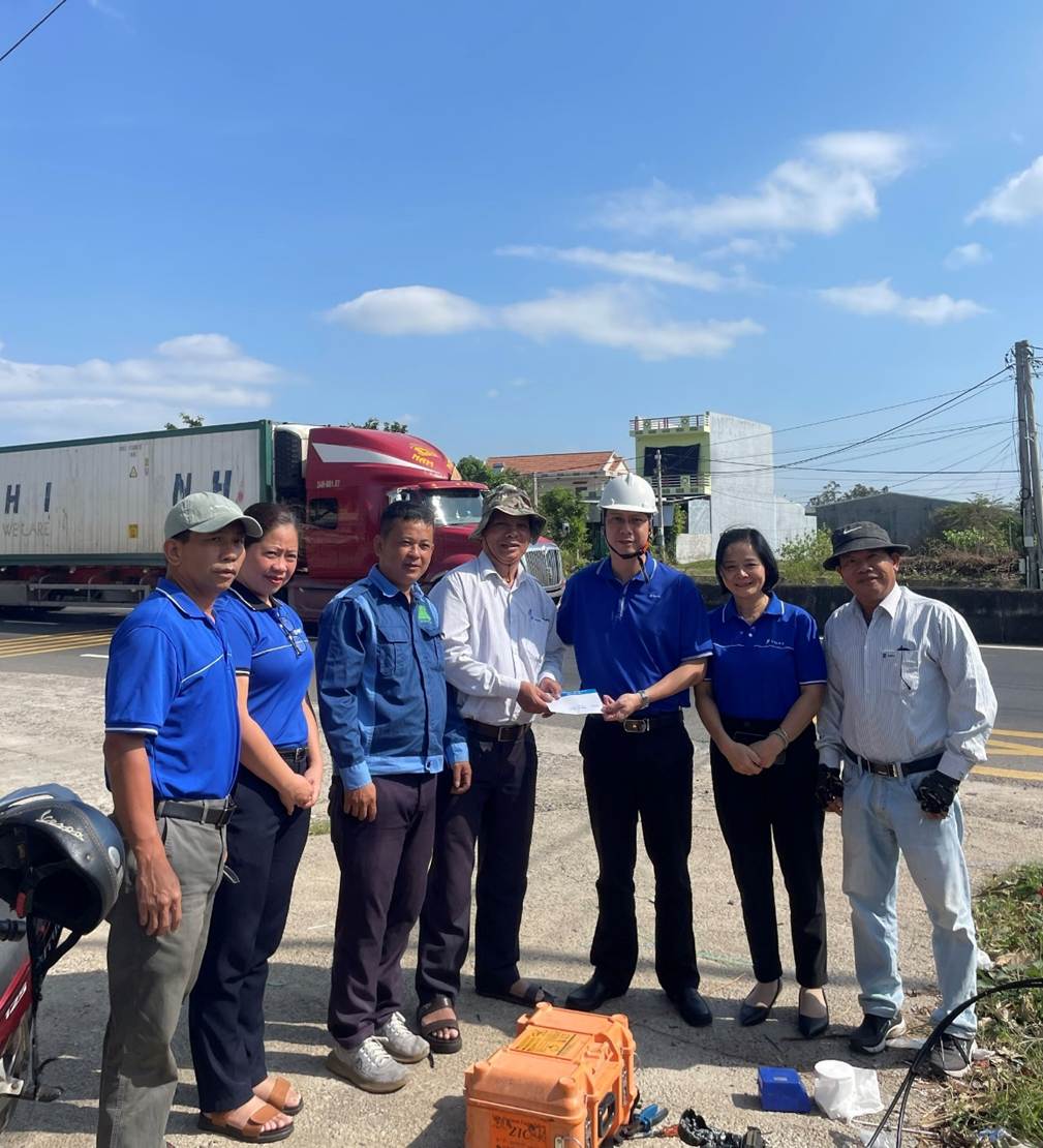 A group of people standing on a road

AI-generated content may be incorrect.