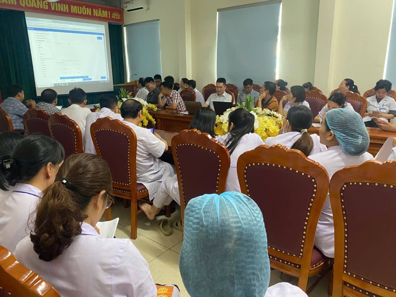Có thể là hình ảnh về 8 người, mọi người đang học, cái bục và bệnh viện