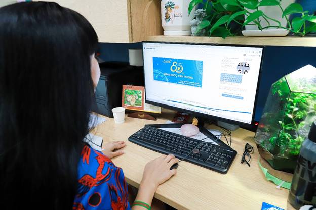 A person sitting at a desk using a computer
AI-generated content may be incorrect.