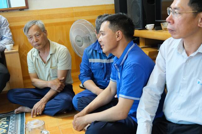 A group of men sitting on the floor
AI-generated content may be incorrect.