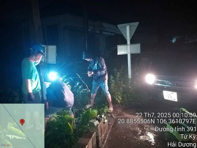 A group of people standing near a road

AI-generated content may be incorrect.