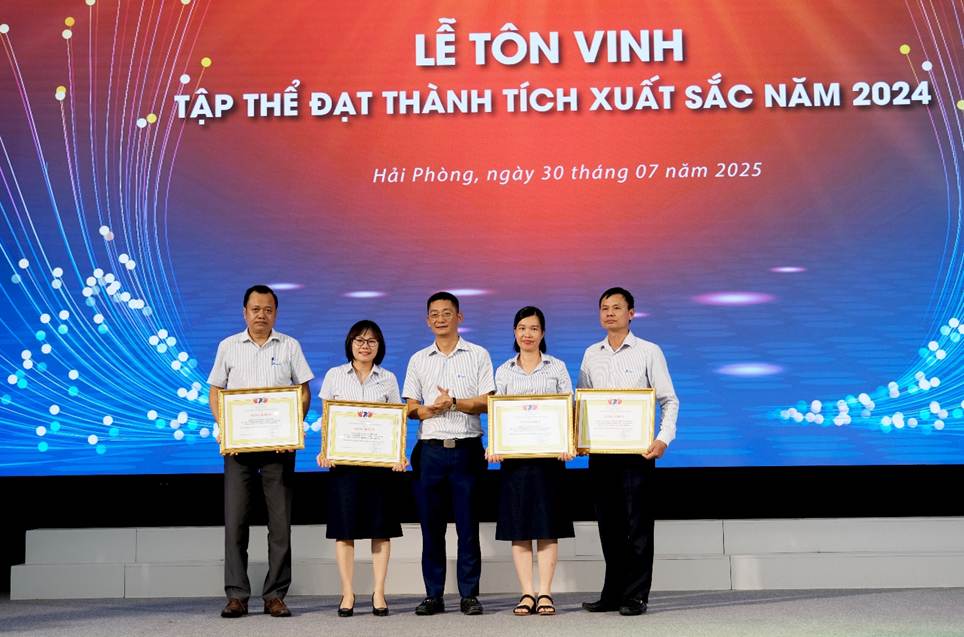 A group of people holding certificates

AI-generated content may be incorrect.