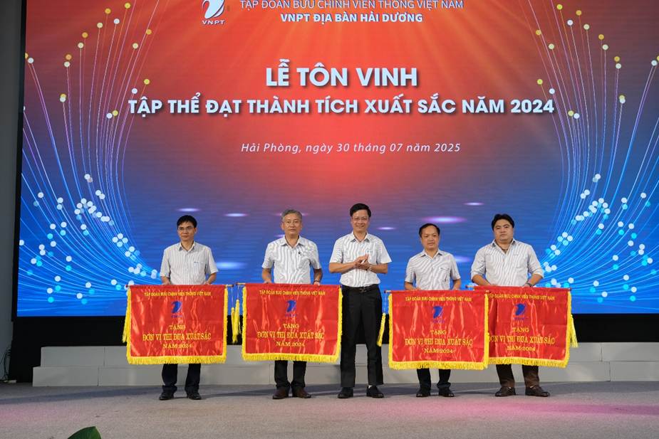 A group of men standing on a stage holding flags

AI-generated content may be incorrect.