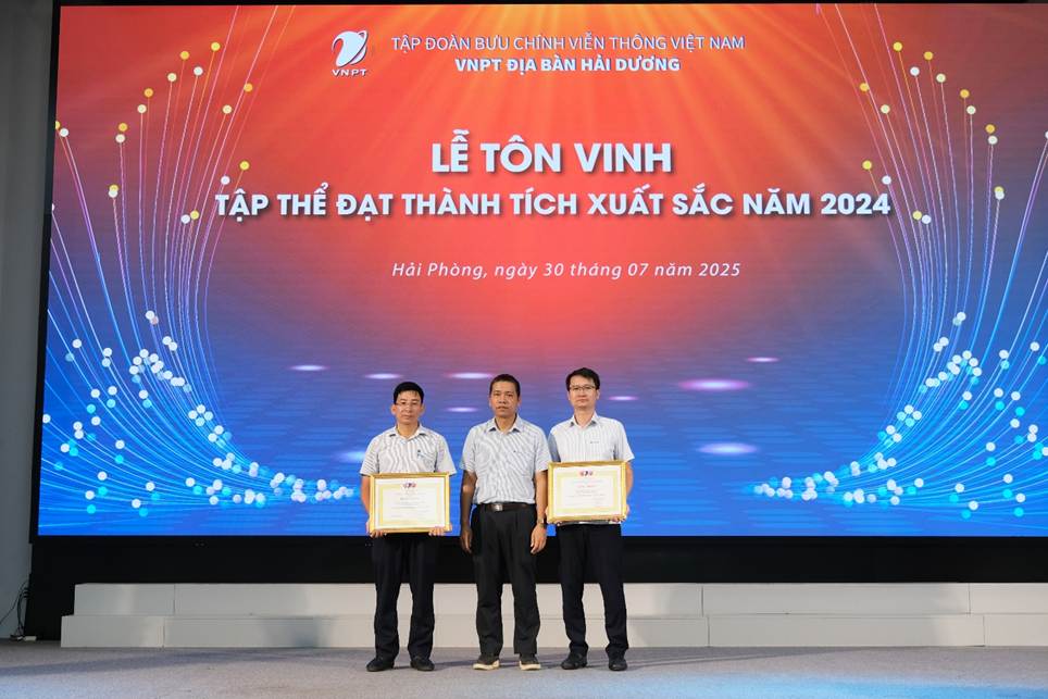 A group of men standing on a stage holding awards

AI-generated content may be incorrect.