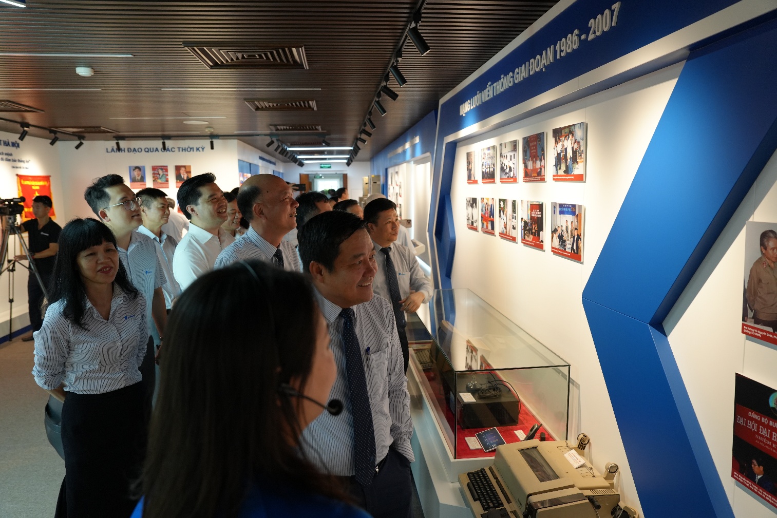 A group of people looking at a display

AI-generated content may be incorrect.