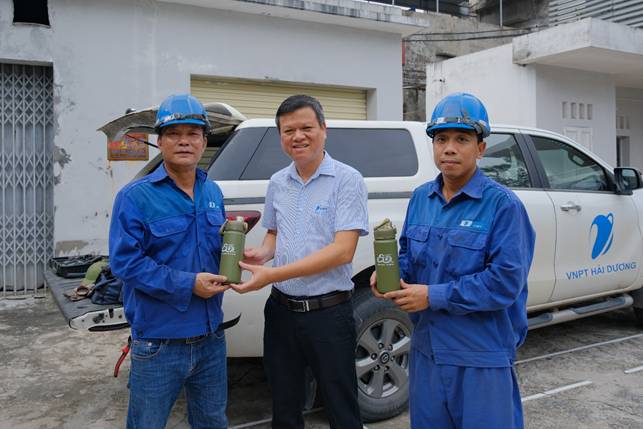 A group of men holding green containers

AI-generated content may be incorrect.