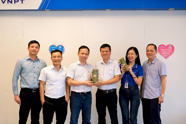A group of people holding a green can

AI-generated content may be incorrect.