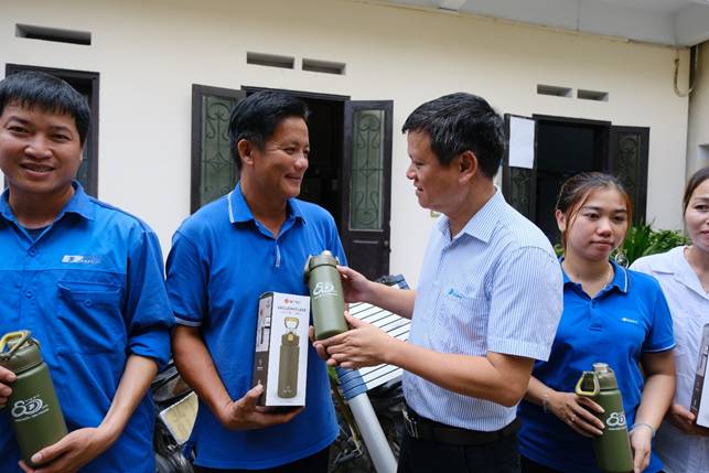 A group of people holding a bottle

AI-generated content may be incorrect.