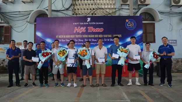 A group of people holding flowers

AI-generated content may be incorrect.