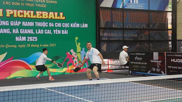 A group of people playing tennis

AI-generated content may be incorrect.