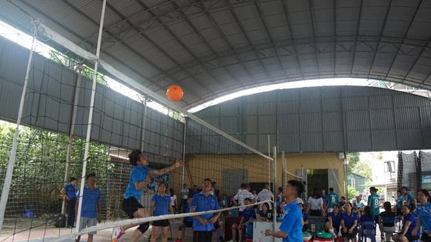 A group of people playing volleyball

AI-generated content may be incorrect.