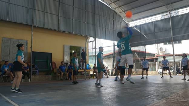 A group of people playing basketball

AI-generated content may be incorrect.