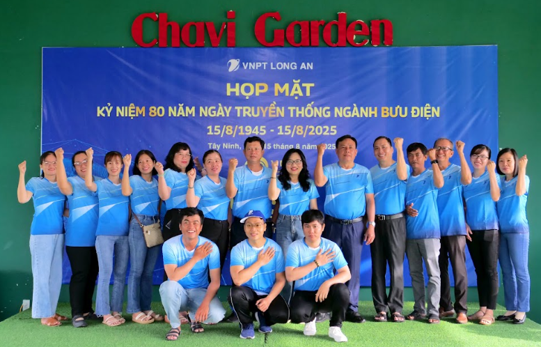 A group of people posing for a photo
AI-generated content may be incorrect.