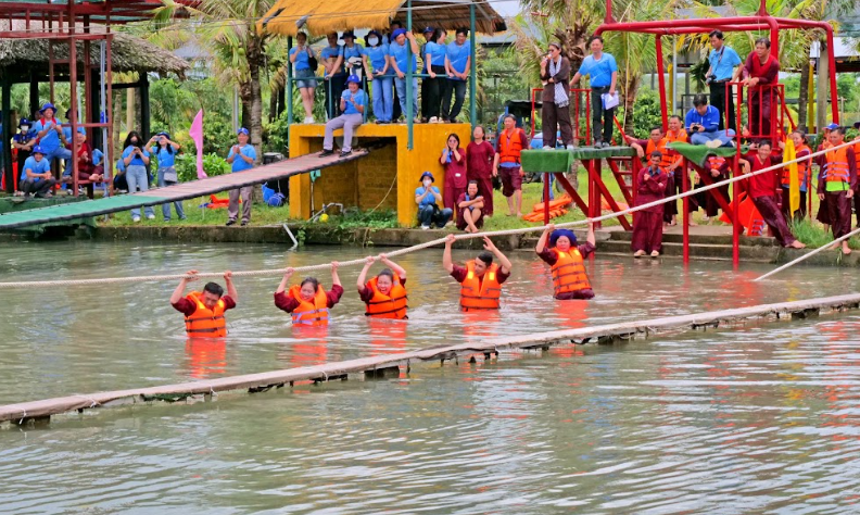 A group of people in orange life jackets in water
AI-generated content may be incorrect.