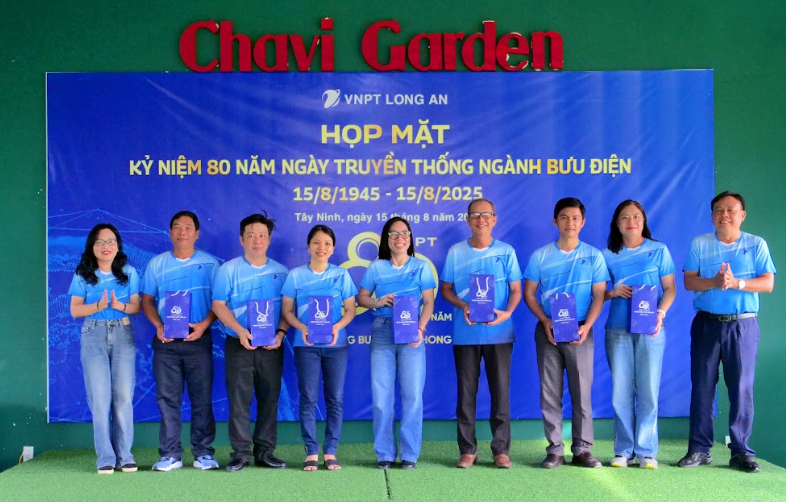 A group of people standing in front of a sign
AI-generated content may be incorrect.