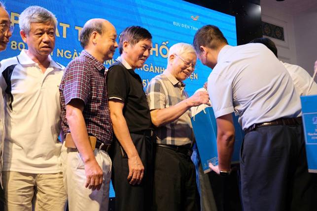 A group of men standing together

AI-generated content may be incorrect.