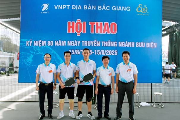 A group of men standing in front of a banner
AI-generated content may be incorrect.