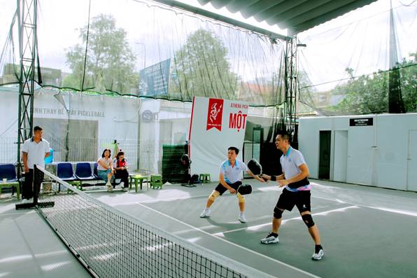 A group of people playing tennis
AI-generated content may be incorrect.