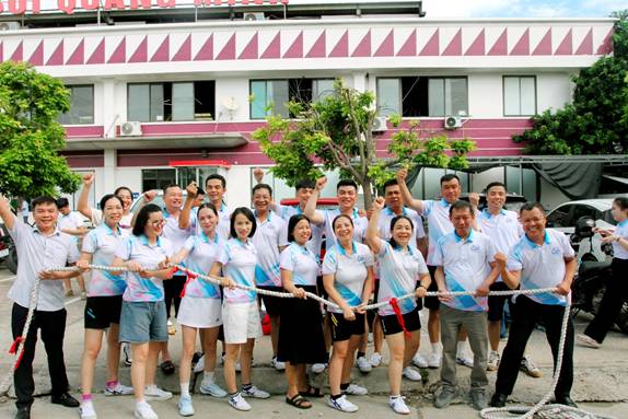 A group of people holding a rope
AI-generated content may be incorrect.