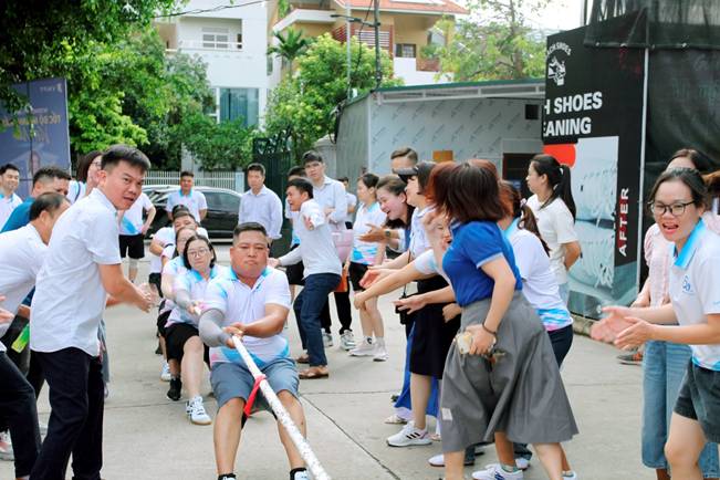 A group of people playing tug of war
AI-generated content may be incorrect.