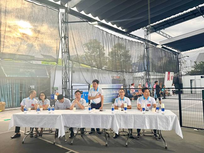 A group of people sitting at a table
AI-generated content may be incorrect.