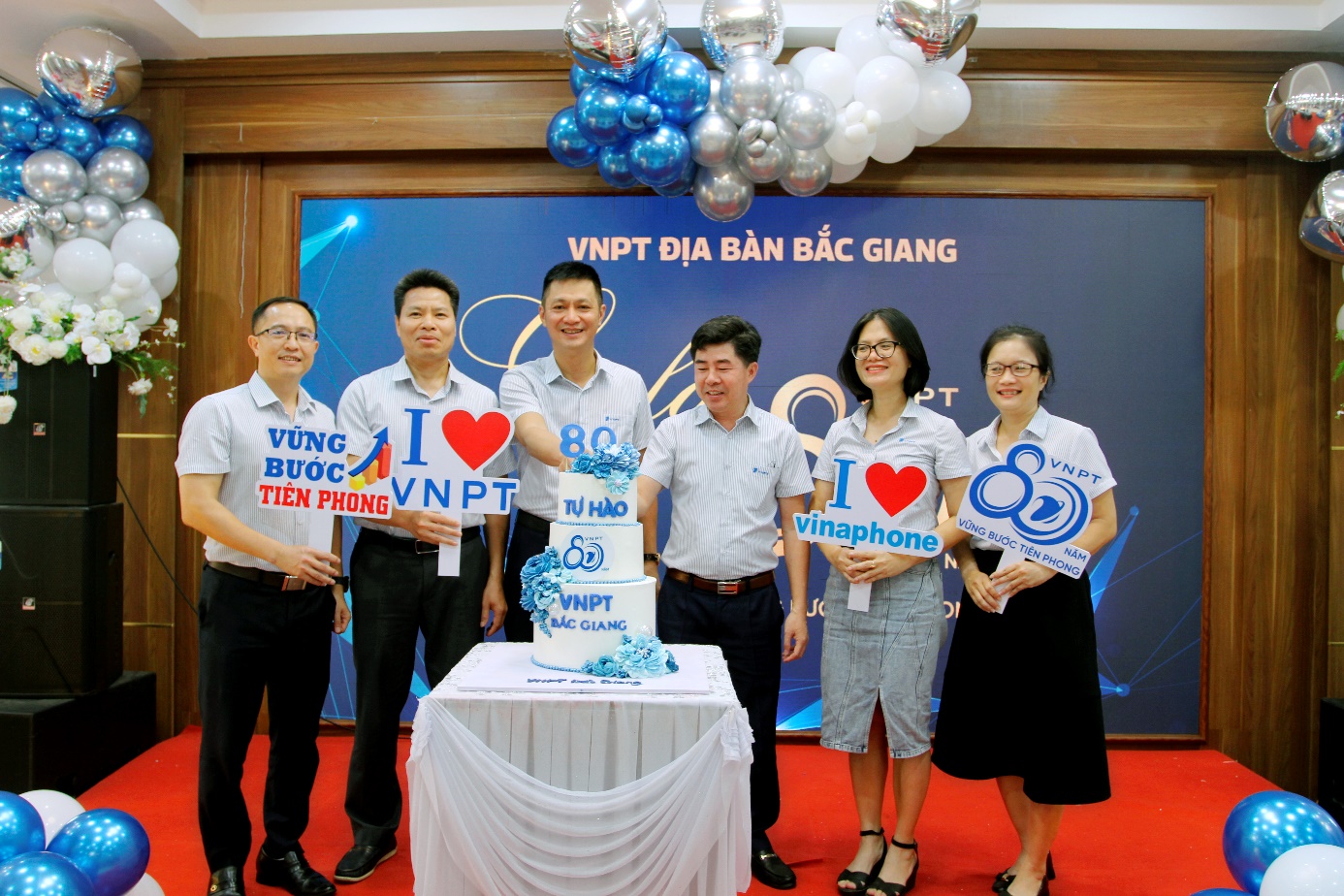 A group of people standing in front of a cake
AI-generated content may be incorrect.