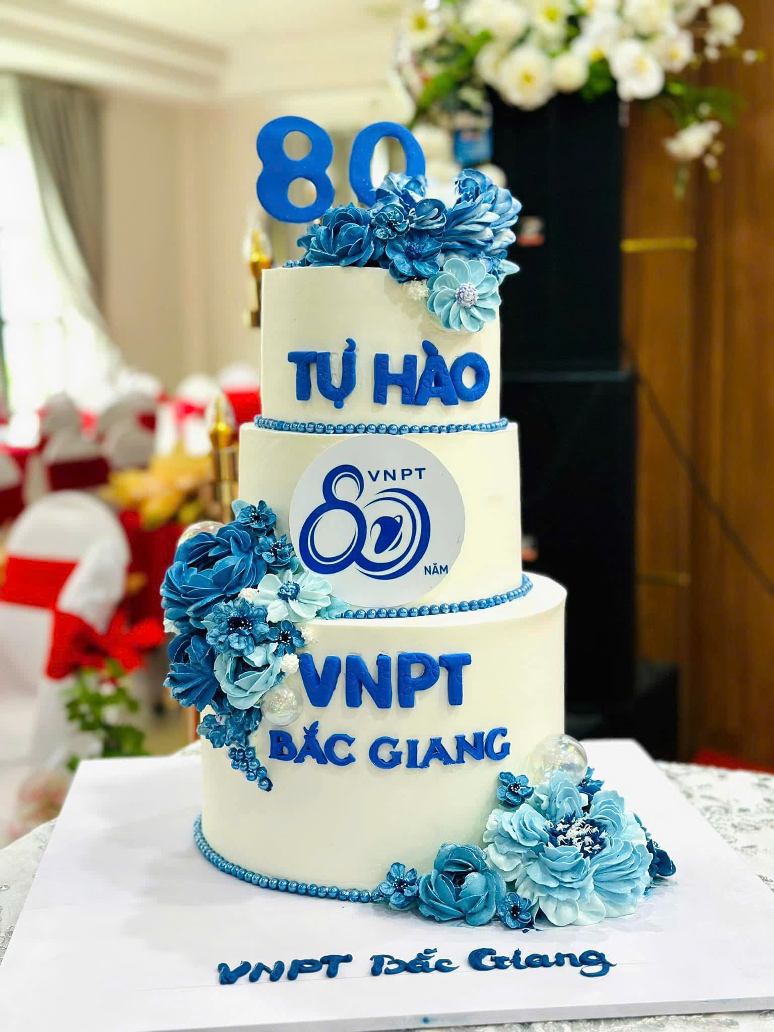 A white cake with blue flowers
AI-generated content may be incorrect.