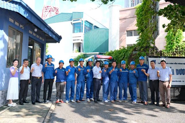 A group of people in blue uniforms

AI-generated content may be incorrect.