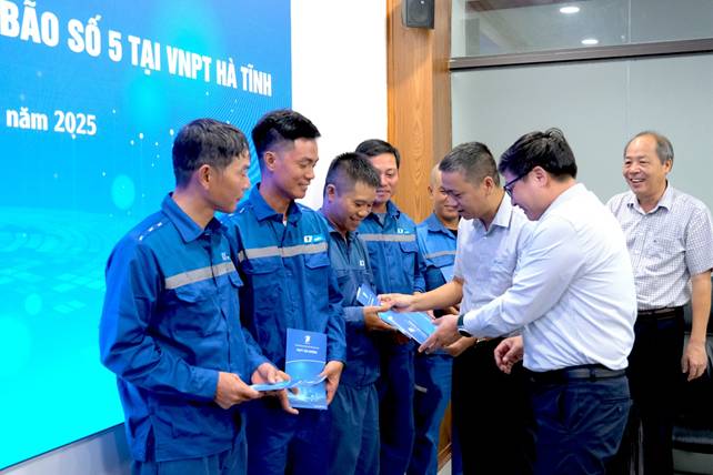 A group of men in blue uniforms

AI-generated content may be incorrect.