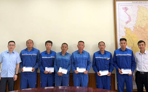 A group of men in blue overalls holding papers

AI-generated content may be incorrect.