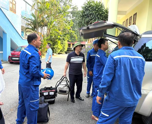 A group of men in blue uniforms standing outside of a car

AI-generated content may be incorrect.