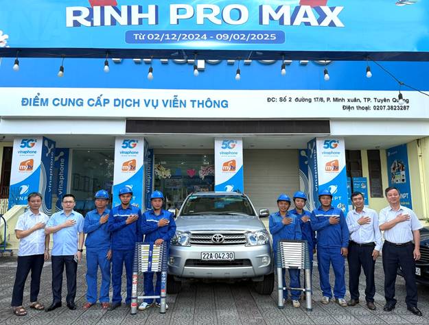 A group of people standing in front of a car

AI-generated content may be incorrect.