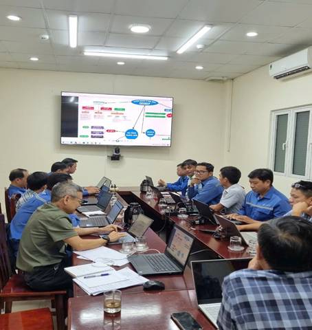 Có thể là hình ảnh về 7 người, mọi người đang học và văn bản