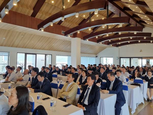 A group of people sitting at tables in a room

AI-generated content may be incorrect.