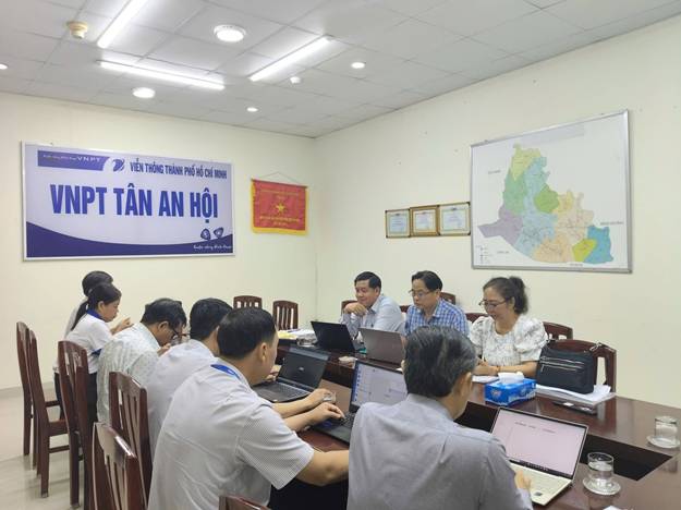Có thể là hình ảnh về một hoặc nhiều người, mọi người đang học và văn bản